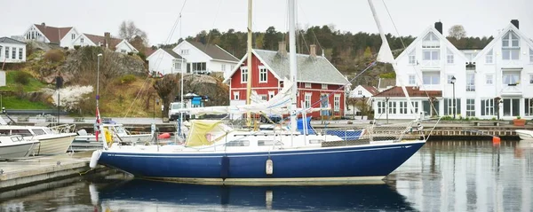 摩托艇 帆船和渔船停泊在峡湾一个小村庄的码头上 挪威罗加兰地区 传统建筑 戏剧化的天空旅游目的地 — 图库照片