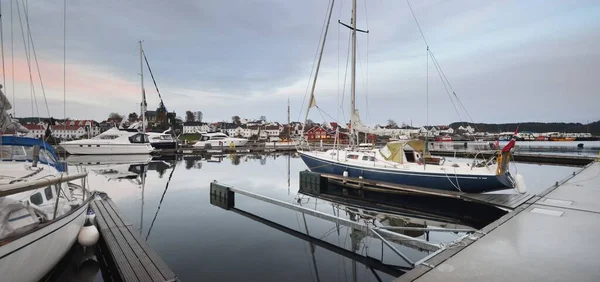 Blå Segelbåt Förtöjd Till Brygga Yacht Marina Vid Solnedgången Färgglada — Stockfoto