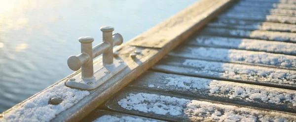 Pokryty Śniegiem Drewniany Pomost Przystani Jachtowej Pogodny Zimowy Dzień Promenada — Zdjęcie stockowe