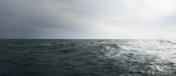 Светящиеся Облака Над Морем Волны Брызги Воды Драматическое Небо После — стоковое фото