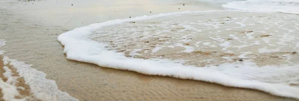Piaszczyste Wybrzeże Wyspy Anholt Zachodzie Słońca Fale Woda Rozpryskują Się — Zdjęcie stockowe