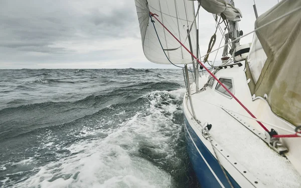 Yacht Vela Temporale Giorno Pioggia Vista Ravvicinata Dal Ponte Prua — Foto Stock