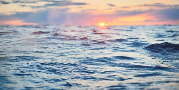 Goldener Abendhimmel Der Sich Wasser Spiegelt Nahsicht Vom Segelboot Aus — Stockfoto