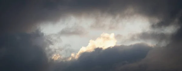 装饰云彩 戏剧化的天空史诗般的暴风雨云雾 柔和的阳光全景图像 图形资源 复制空间 气象学 和平概念 — 图库照片