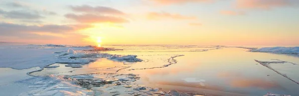 Ośnieżone Brzegi Zamarzniętego Jeziora Zachodzie Słońca Wspaniały Różowy Chmurny Krajobraz — Zdjęcie stockowe