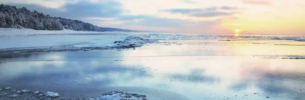 Vista Panorâmica Costa Congelada Mar Báltico Pôr Sol Fragmentos Gelo — Fotografia de Stock