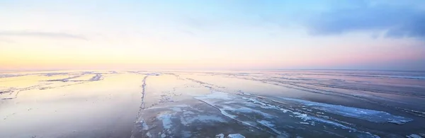 日落时分 冰封的湖岸上覆盖着白雪 令人惊讶的粉色云彩景观 水的对称反射 冬天的仙境芬兰 — 图库照片