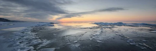 Сніговий Берег Замерзлого Озера Заході Сонця Вражаючий Рожевий Хмарний Пейзаж — стокове фото