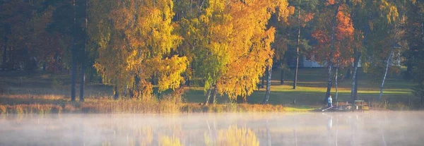 Landhäuser Bunte Bäume Und Ein Fluss Morgennebel Lettland Symmetriereflexionen Auf — Stockfoto