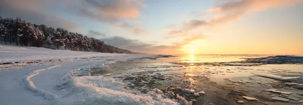 Vista Panorâmica Costa Congelada Mar Báltico Pôr Sol Fragmentos Gelo — Fotografia de Stock