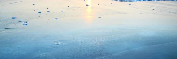 Schneebedecktes Ufer Des Zugefrorenen Sees Bei Sonnenuntergang Atemberaubend Rosa Wolken — Stockfoto