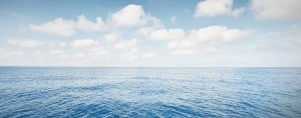 Cielo Azul Claro Con Nubes Cúmulos Sobre Mar Mediterráneo Paisaje — Foto de Stock