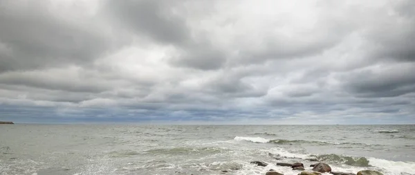 Mörka Stormmoln Över Östersjön Kiel Tyskland Klippor Vågor Och Vattenstänk — Stockfoto