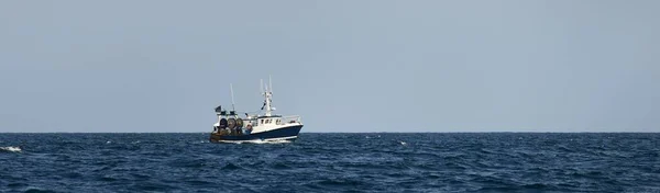 Маленькая Рыбацкая Лодка Плавающая Открытом Средиземном Море Крупным Планом Вид — стоковое фото