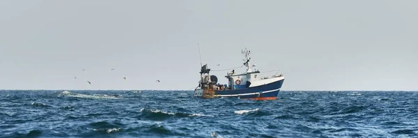 Μικρό Αλιευτικό Σκάφος Που Πλέει Ανοιχτή Θάλασσα Της Μεσογείου Από — Φωτογραφία Αρχείου