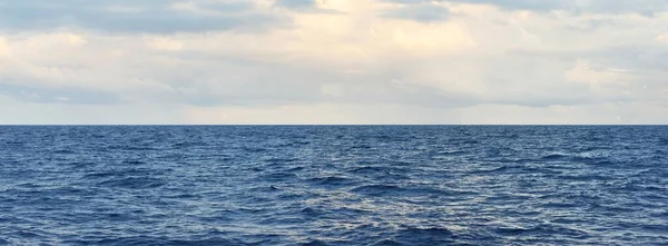 地中海の上にカラフルな夕日の雲 劇的な雲景 旅行先 クルーズ レクリエーション クルーズ セーリング 環境保全の概念 — ストック写真