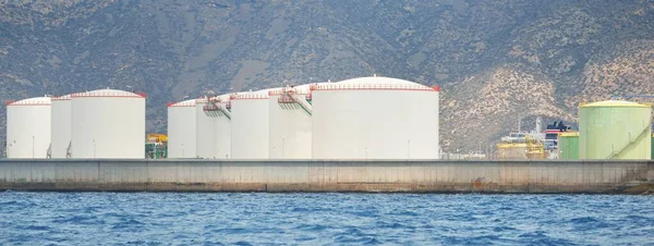 Terminal Petrolera Puerto Carga Vista Cerca Desde Velero Mar Mediterráneo —  Fotos de Stock