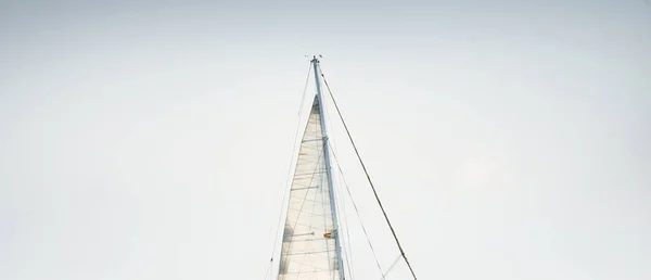 Iate Branco Navega Contra Céu Azul Claro Navegando Mar Mediterrâneo — Fotografia de Stock