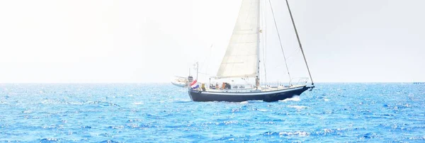 Elegantní Holandská Cestovní Jachta Plachtění Klidné Vodě Otevřeného Středozemního Moře — Stock fotografie