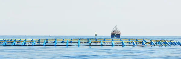 Granja Peces Mar Mediterráneo Abierto Barco Pesquero Pequeño Barco Primer — Foto de Stock