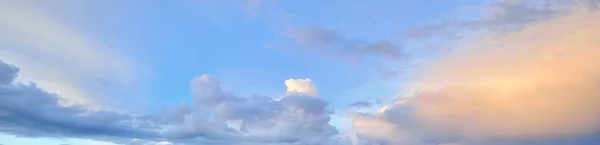 Tiszta Kék Ragyogó Rózsaszín Arany Cirrus Cumulus Felhők Vihar Után — Stock Fotó