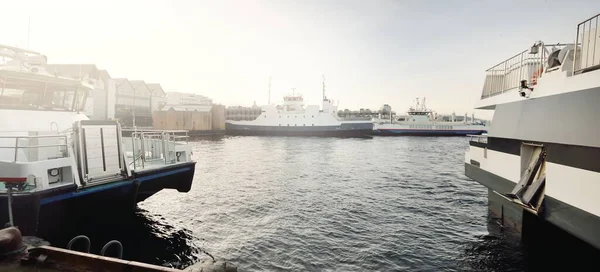 Barcos Pasajeros Modernos Una Vista Desde Muelle Estación Stavanger Noruega —  Fotos de Stock