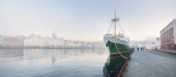 Grönt Träningsfartyg Förtöjt Till Brygga Stadskärna Stavangers Vall Norge Resmål — Stockfoto