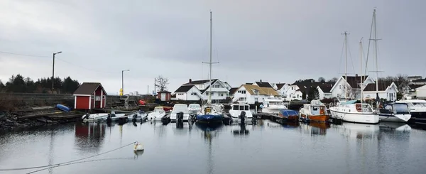 游艇码头的全景 挪威Rogaland的Stavanger 戏剧化的天空自然 旅游目的地 休闲活动 — 图库照片