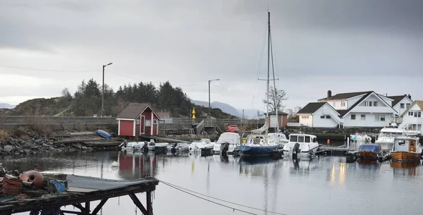Yat limanının panoramik manzarası. Yelkenliler, tekneler, balıkçı tekneleri. Stavanger, Rogaland, Norveç. Dramatik bir gökyüzü. Doğa, seyahat merkezleri, turizm, yelkencilik, boş zaman aktivitesi, seyahat, hizmet