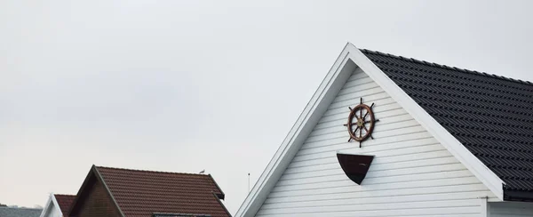 現代の伝統的なスカンディナヴィアの白い木造家屋 船長の装飾 スタバンガー ロガランド ノルウェー 旅行先 セーリング — ストック写真