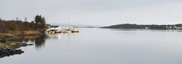 游艇码头的全景 现代传统建筑 挪威Rogaland的Stavanger 雷雨过后戏剧性的日落天空 旅游目的地 — 图库照片