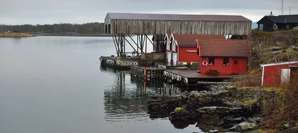 Yat marinasının panoramik hava manzarası, fayanslı çatıları olan modern geleneksel evler, sahte kırmızı boya. Stavanger, Rogaland bölgesi, Norveç. Mimarlık, seyahat merkezleri, turizm, yelkencilik, seyahat