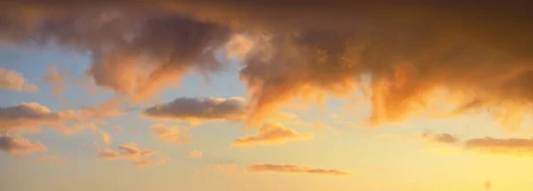 Clear Blue Sky Glowing Pink Golden Cirrus Cumulus Clouds Storm — Stock Photo, Image