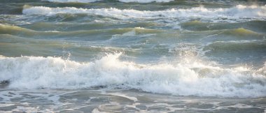 Fırtınadan sonra Baltık Denizi, su yüzeyi dokusu. Destansı deniz manzarası. Kasırga, fırtına, sert hava, meteoroloji, ekoloji, iklim değişikliği, doğal olaylar