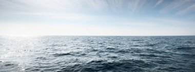 Yelkenliden Kuzey Denizi 'nin panoramik manzarası. Bulutlu mavi gökyüzü, suda yansımalar. Idyllic deniz manzarası. Norveç. Boş zaman aktivitesi, gezi, çevre koruma, doğa