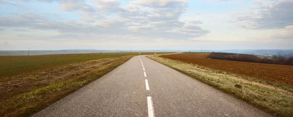 Una Strada Asfaltata Vuota Autostrada Attraverso Campi Cielo Drammatico Francia — Foto Stock