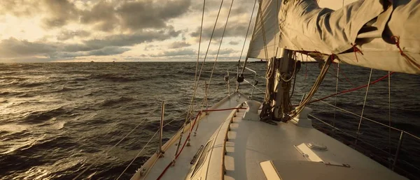 夕日の海でヨットセーリング デッキから弓 マスト 帆へのクローズアップビュー 劇的な嵐の空 黄金の雲 冬のサイクロン 壮大な海の景色 ノルウェー — ストック写真