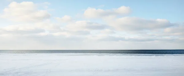 晴れた日に冷凍バルト海の海岸 雪のテクスチャを閉じるまで 青い空だ 絵のように美しい冬の風景 生態系 気候変動 地球温暖化 パノラマビュー コピースペース — ストック写真