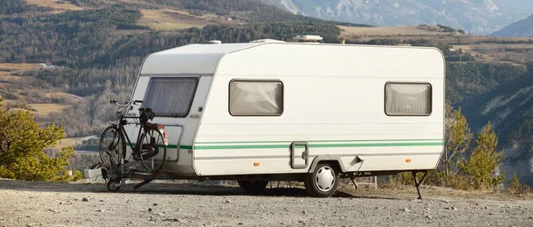 Wohnwagenanhänger Fahrrad Und Auto Stehen Auf Einem Berggipfel Mit Blick — Stockfoto