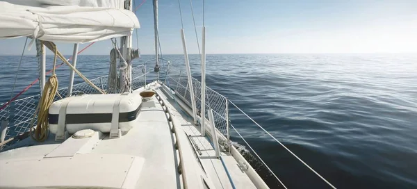 风暴过后 白色游艇在北海航行 帆的近景 晴朗的蓝天 柔和的阳光 休闲活动 — 图库照片