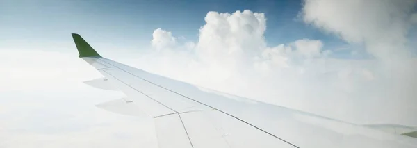 ふわふわの装飾の積雲 飛行機からのパノラマビュー 翼のクローズアップで澄んだ青い空 夢のような雲の風景 天国の概念 — ストック写真