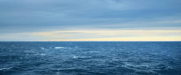Panoramiczny Widok Otwarte Morze Burzy Wschodzie Słońca Dramatyczne Niebo Świecącymi — Zdjęcie stockowe