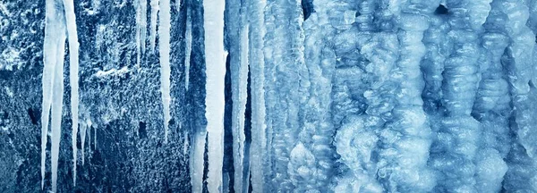 Büyük Mavi Buz Sarkıtları Yakın Planda Uçurum Arka Planda Donmuş — Stok fotoğraf