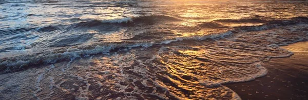 Las Olas Del Mar Salpica Textura Cielo Colorido Reflejándose Agua —  Fotos de Stock