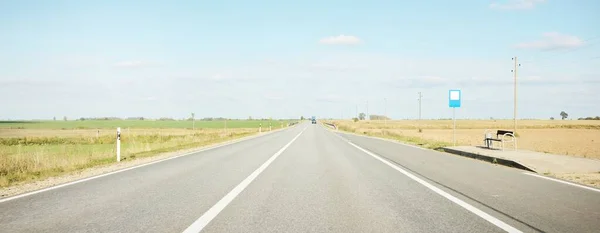Eine Leere Autobahn Durch Die Felder Einem Klaren Tag Bushaltestelle — Stockfoto