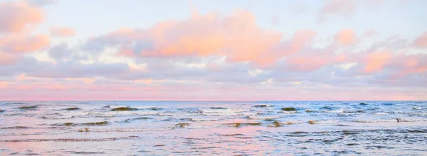 Морський Берег Заході Сонця Чисте Блакитне Небо Барвисті Сяючі Рожеві — стокове фото