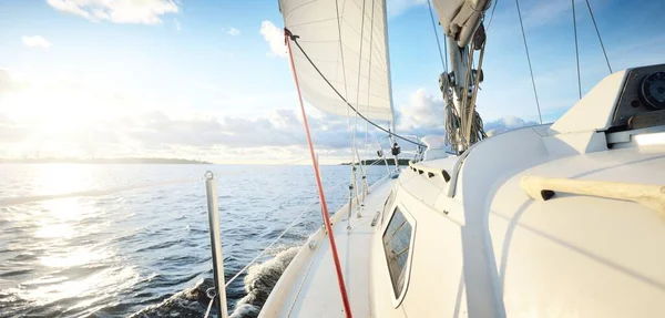 Weiße Jacht Segelt Nach Dem Regen Bei Sonnenuntergang Nahaufnahme Vom — Stockfoto