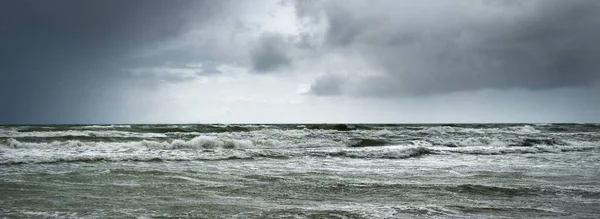 Mar Báltico Bajo Las Nubes Oscuras Dramáticas Después Tormenta Ventspils —  Fotos de Stock