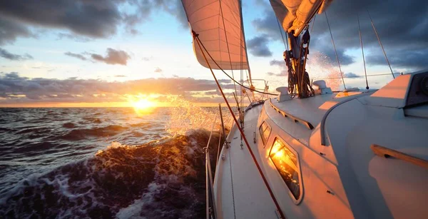 Yate Navegando Mar Abierto Atardecer Vista Cerca Cubierta Mástil Velas — Foto de Stock