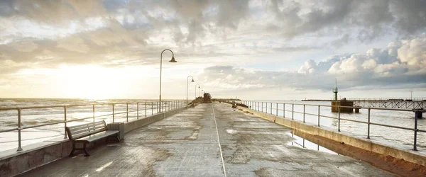 Ein Leerer Fußgängersteg Promenade Zur Ostsee Bei Sonnenuntergang Bank Und — Stockfoto